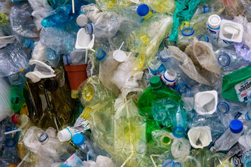 Conjunto de garrafas e embalagens plásticas separadas como resíduos