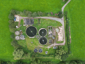Vista aérea de uma estação de tratamento de efluentes com tanques circulares e retangulares em Crickhowell, no País de Gales