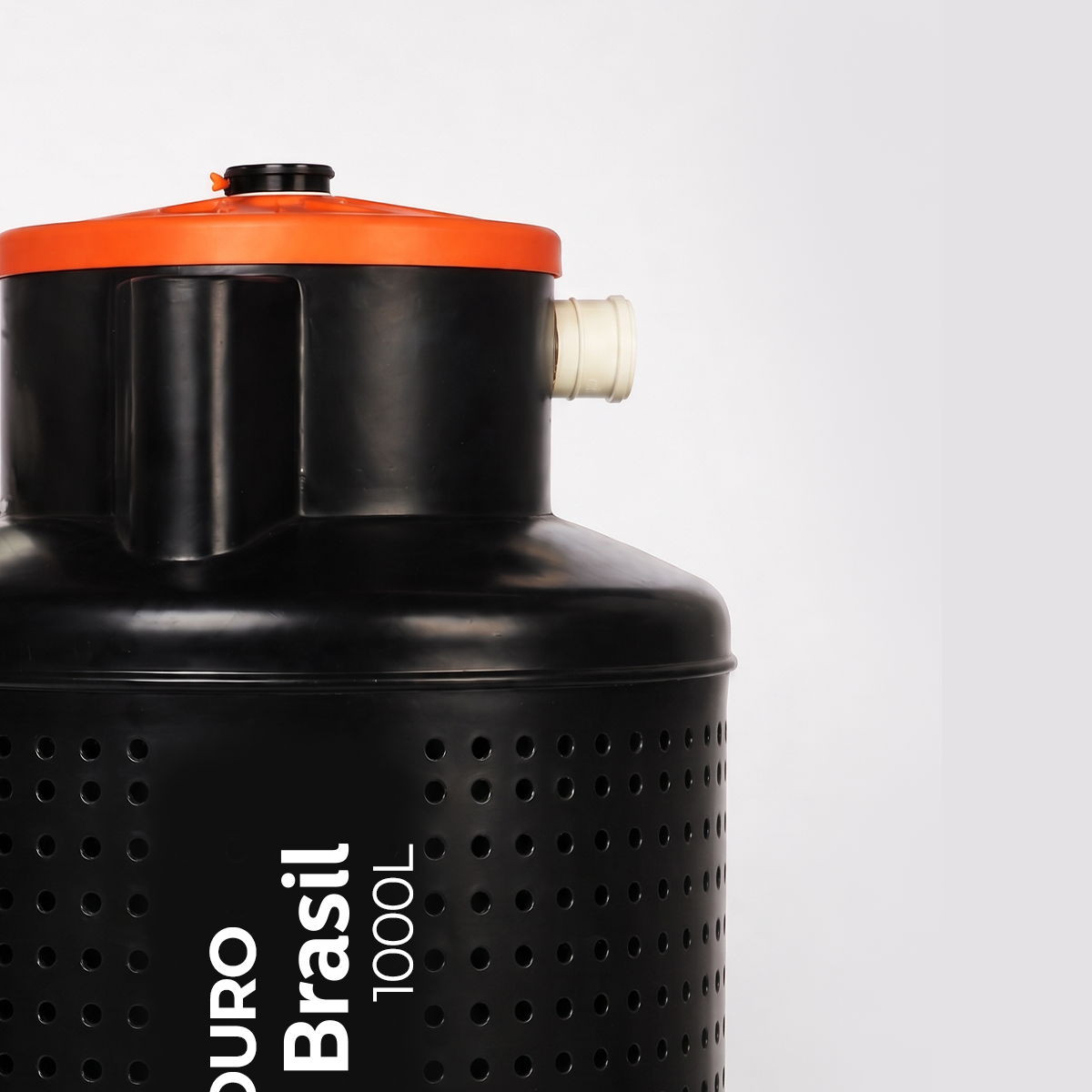 Detalhe da tampa laranja e da conexão superior do Sumidouro 1000L Sanear Brasil