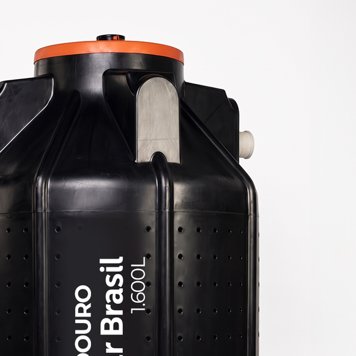 Detalhe da tampa laranja e da conexão superior do Sumidouro 1600L Sanear Brasil
