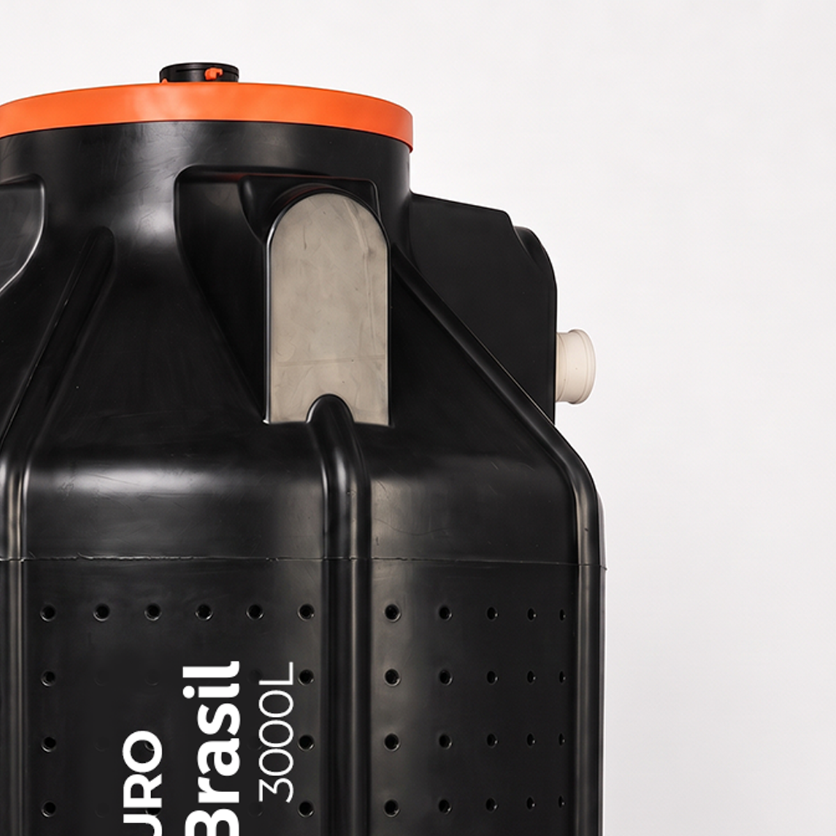 Detalhe da tampa laranja e da conexão superior do Sumidouro 3000L Sanear Brasil