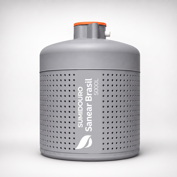 Sumidouro 5000L Sanear Brasil cinza, com corpo perfurado e tampa laranja