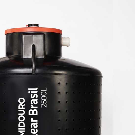 Detalhe da tampa laranja e da conexão superior do Sumidouro 2500L Sanear Brasil
