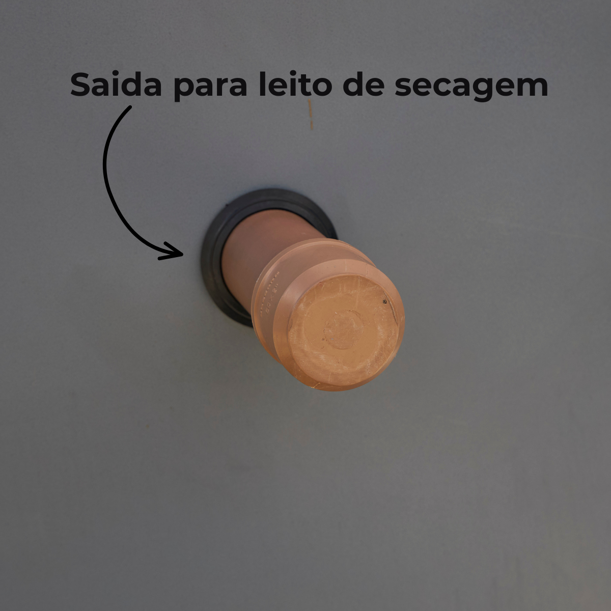 Detalhe do Super Biodigestor 5000L Sanear Brasil com identificação do produto.