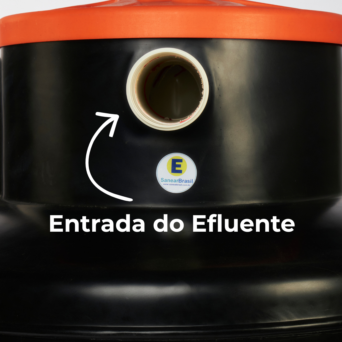 Detalhe em close da entrada de efluente do biodigestor de 1000 litros