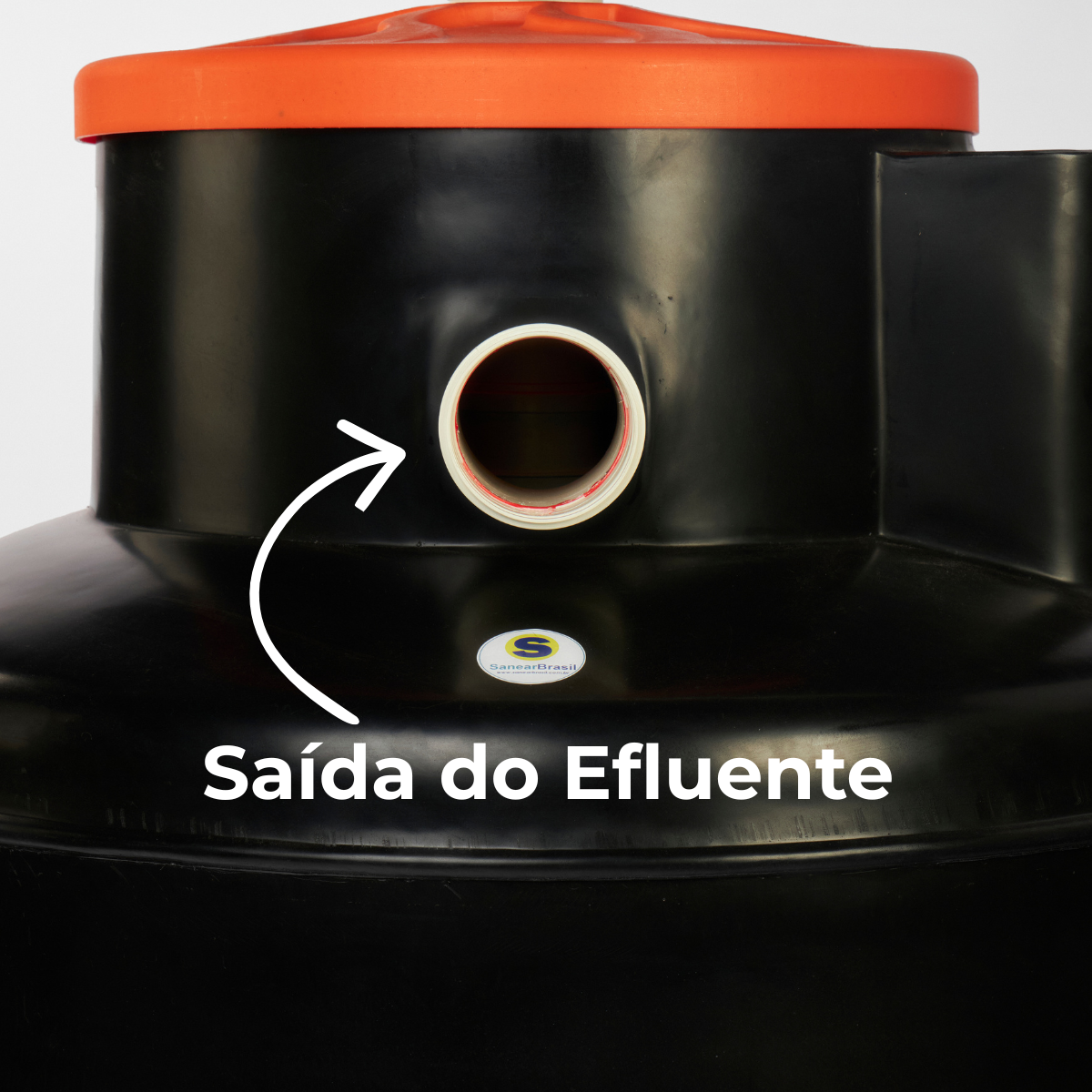 Detalhe em close da saída de efluente tratado do biodigestor de 1000 litros