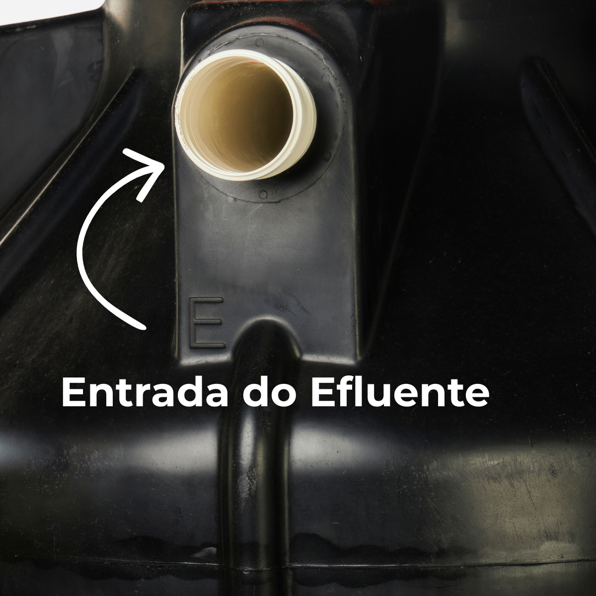 Detalhe em close da entrada de efluente do biodigestor de 1600 litros