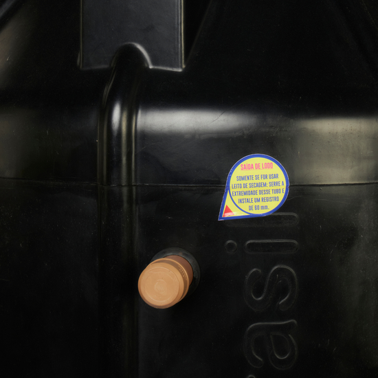 Detalhe em close da saída de lodo do biodigestor de 1600 litros