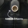 Detalhe em close da saída de efluente tratado do biodigestor de 1600 litros