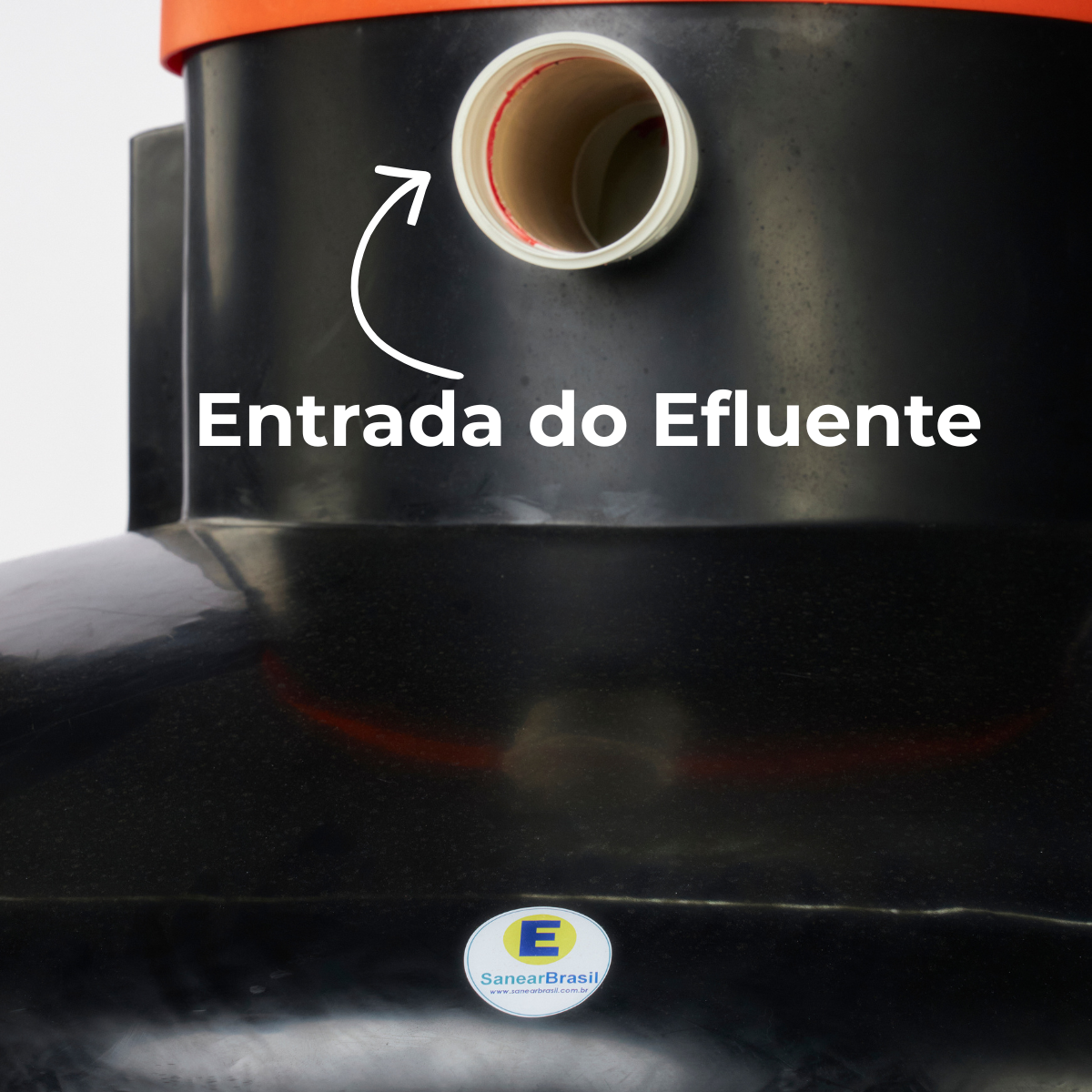 Detalhe em close da entrada de efluente do biodigestor de 2500 litros
