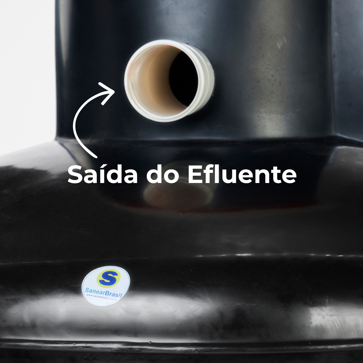 Detalhe em close da saída de efluente tratado do biodigestor de 2500 litros