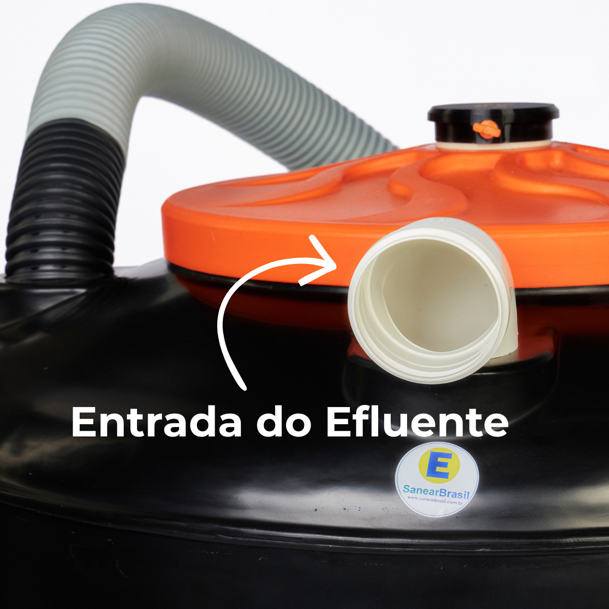 Detalhe das conexões de entrada e saída do biodigestor de 600L Sanear Brasil