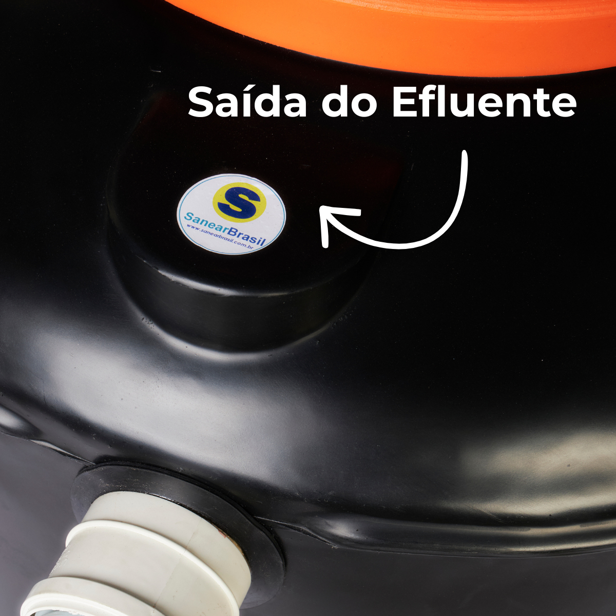Detalhe das conexões de entrada e saída do biodigestor de 600L Sanear Brasil