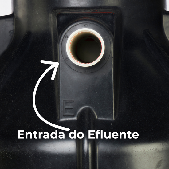 Detalhe em close da entrada de efluente do biodigestor de 750 litros