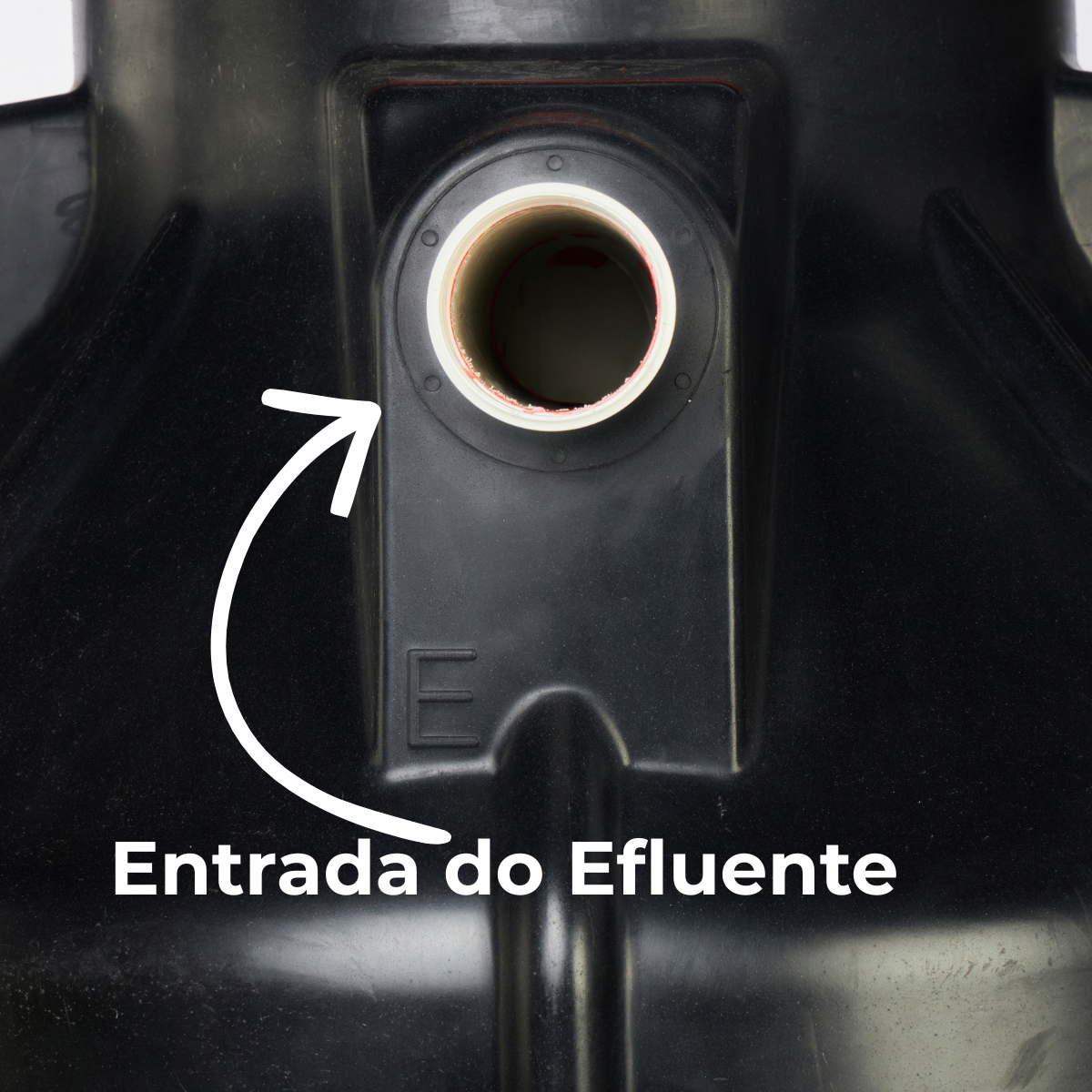 Detalhe em close da entrada de efluente do biodigestor de 750 litros