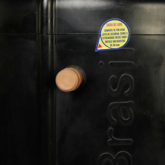 Detalhe em close da saída de lodo do biodigestor de 750 litros
