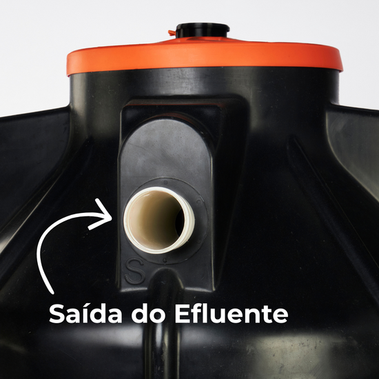 Detalhe em close da saída de efluente tratado do biodigestor de 750 litros