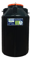 Biodigestor Sanear Brasil preto com tampa laranja, visto de frente