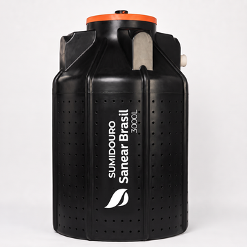 Sumidouro 3000L Sanear Brasil preto, com corpo perfurado e tampa laranja