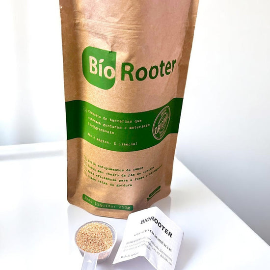 Embalagem de Biorooter Sanear Brasil com colher dosadora e folheto ao lado