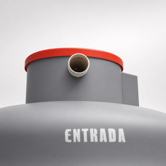 Entrada do biodigestor tradicional 5000L Sanear Brasil para conexão da tubulação de esgoto.