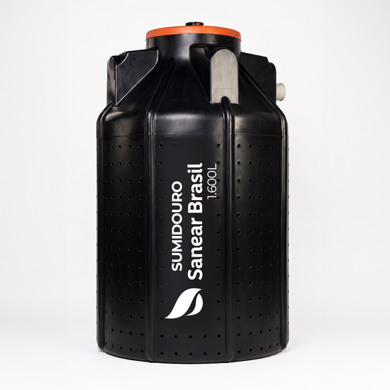 Sumidouro 1600L Sanear Brasil preto, com corpo perfurado e tampa laranja