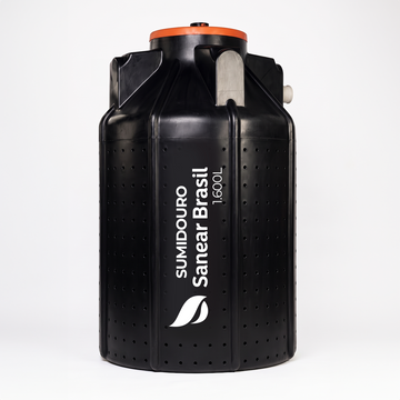 Sumidouro 1600L Sanear Brasil preto, com corpo perfurado e tampa laranja
