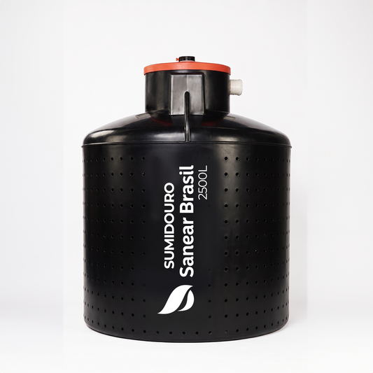 Sumidouro 2500L Sanear Brasil preto, com corpo perfurado e tampa laranja