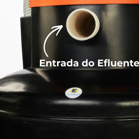 Detalhe em close da entrada de efluente do Super Biodigestor de 1000 litros