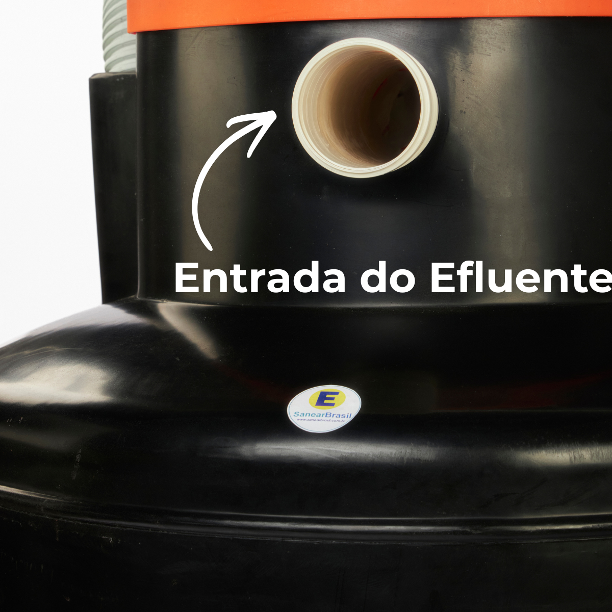 Detalhe em close da entrada de efluente do Super Biodigestor de 1000 litros