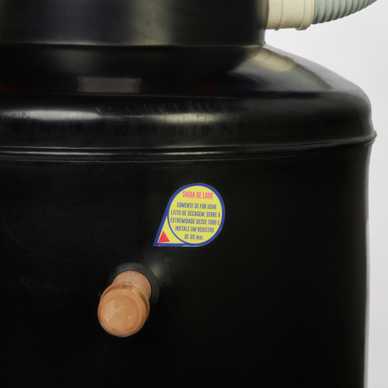 Detalhe em close da saída para leito de secagem do Super Biodigestor de 1000 litros