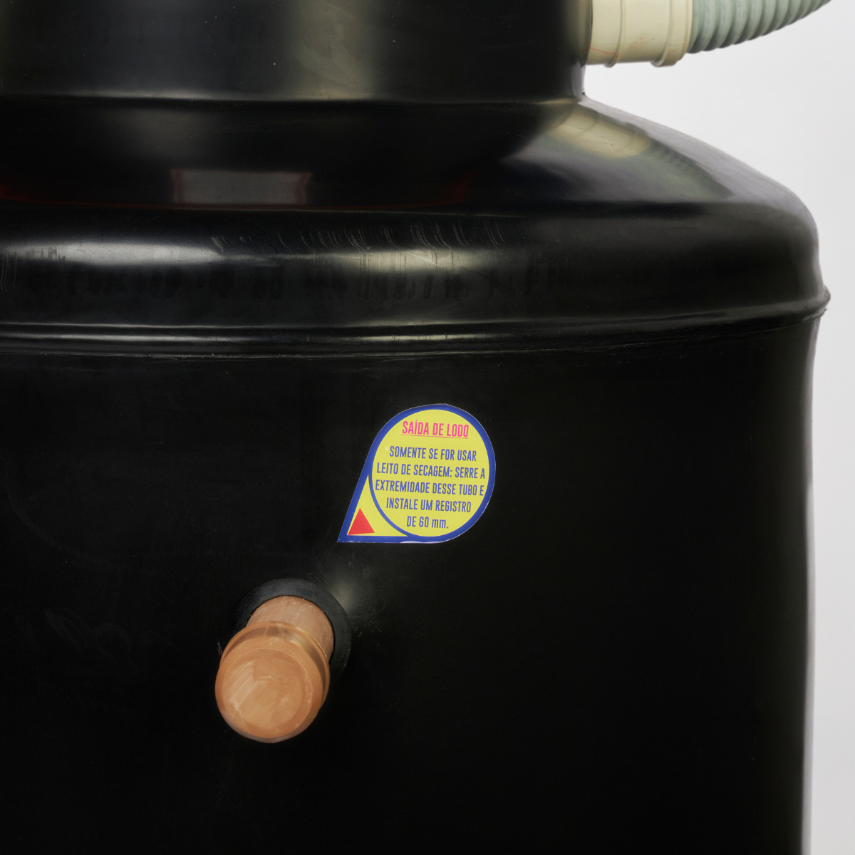 Detalhe em close da saída para leito de secagem do Super Biodigestor de 1000 litros