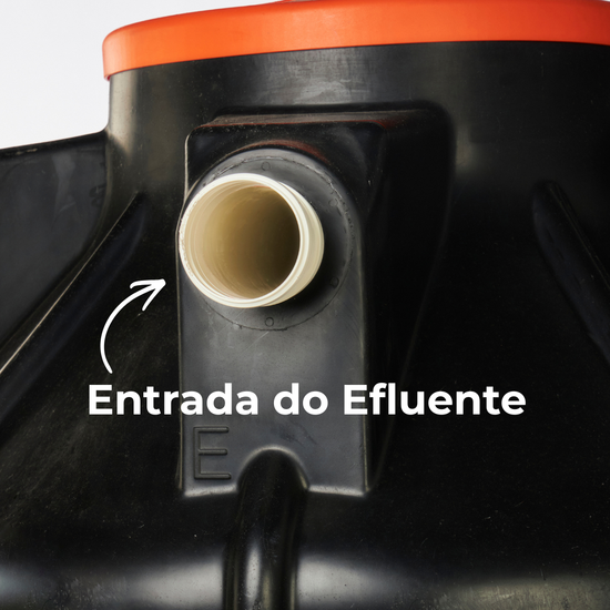 Detalhe em close da entrada de efluente do Super Biodigestor de 1600 litros