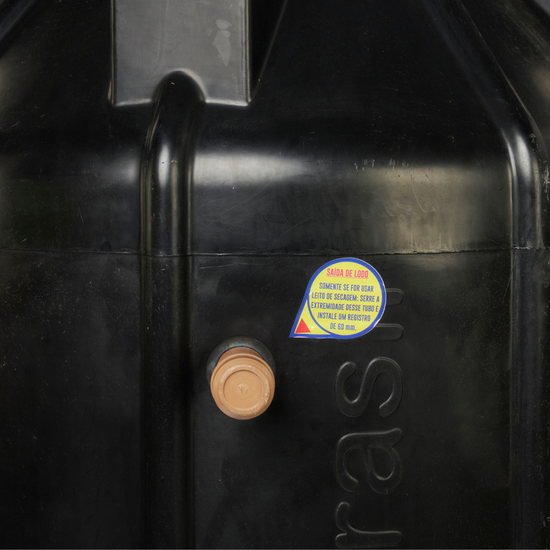 Detalhe em close da saída para leito de secagem do Super Biodigestor de 1600 litros