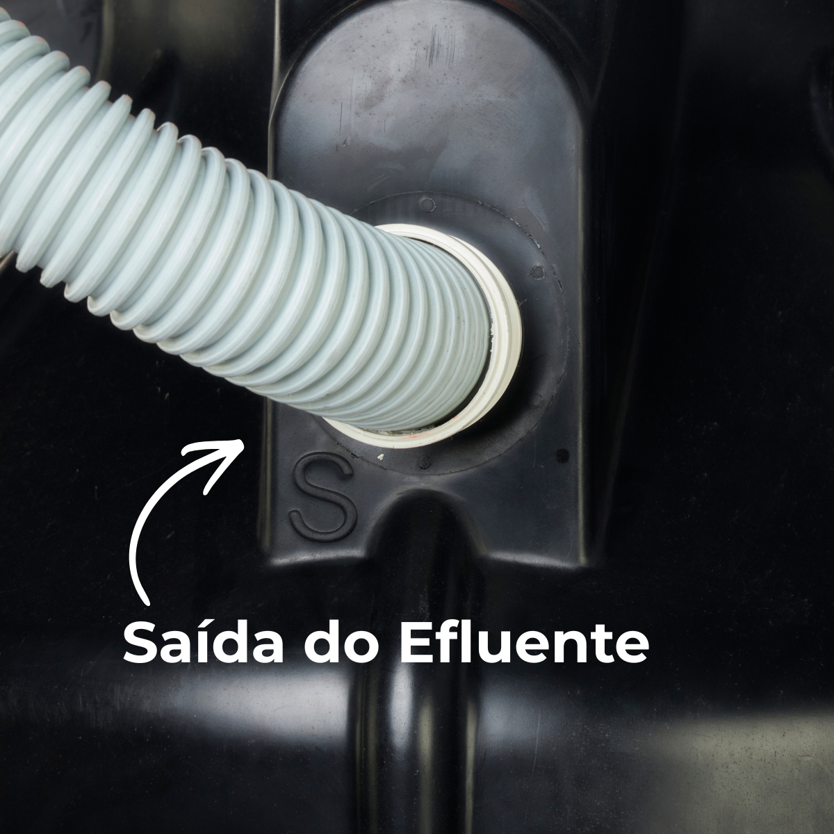 Super Biodigestor de 1600 litros mostrando a saída conectada à vala de infiltração detalhes