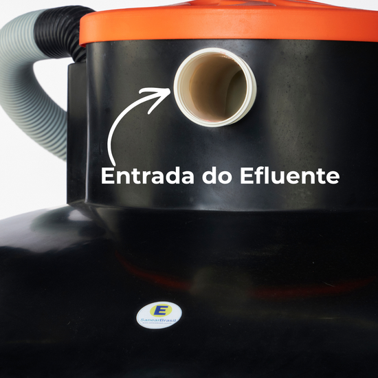 Detalhe em close da entrada de efluente do Super Biodigestor de 2500 litros
