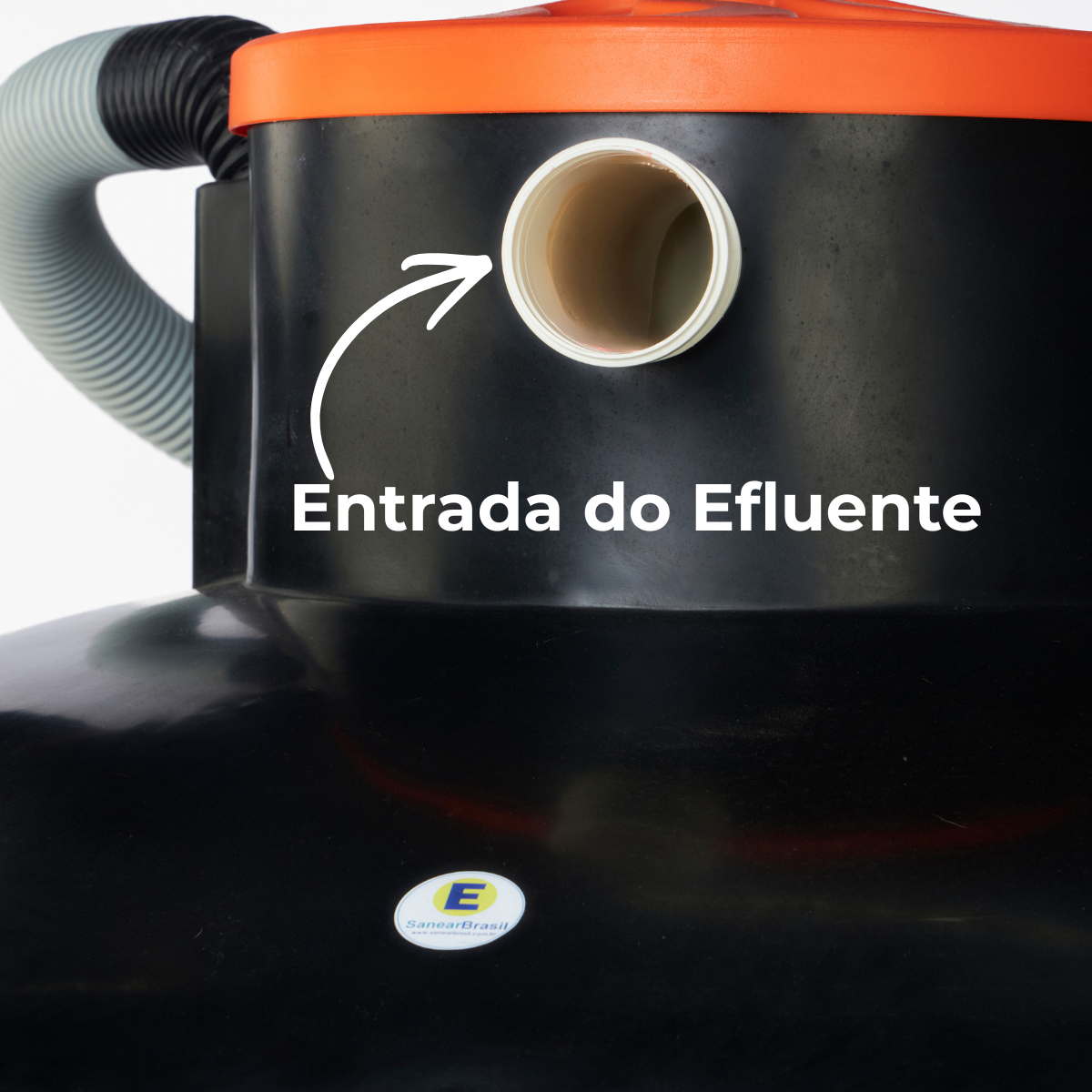 Detalhe em close da entrada de efluente do Super Biodigestor de 2500 litros