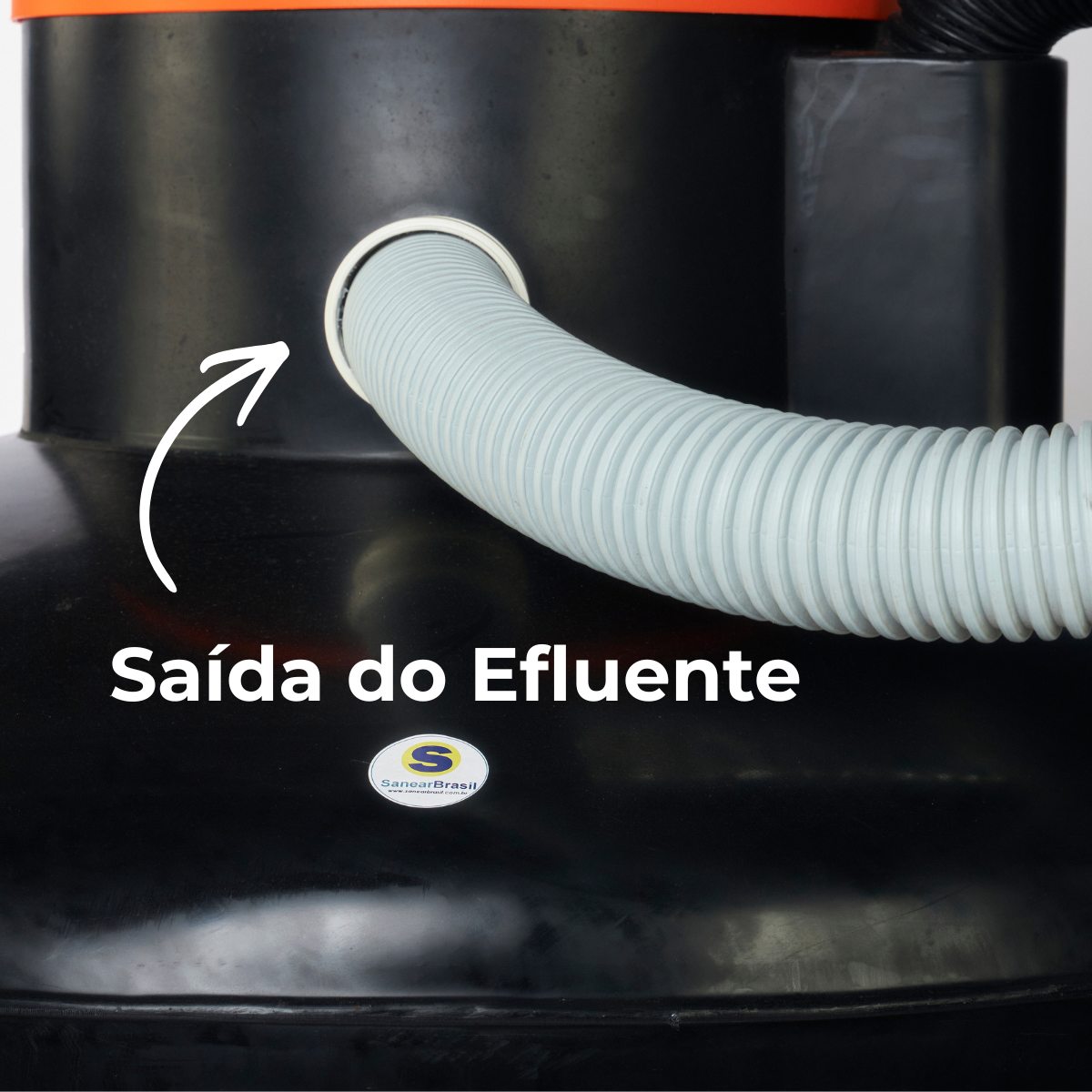 Super Biodigestor de 2500 litros mostrando a saída conectada à vala de infiltração