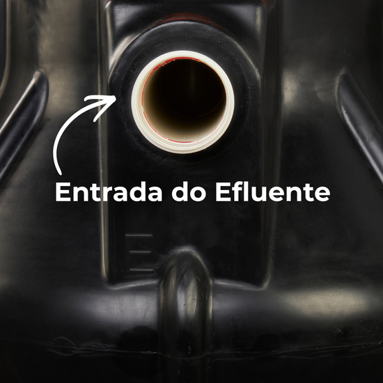 Detalhe em close da entrada de efluente do Super Biodigestor de 750 litros