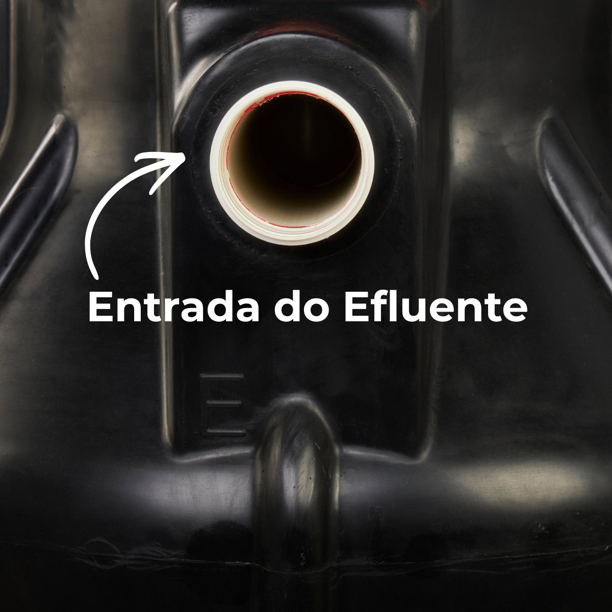 Detalhe em close da entrada de efluente do Super Biodigestor de 750 litros