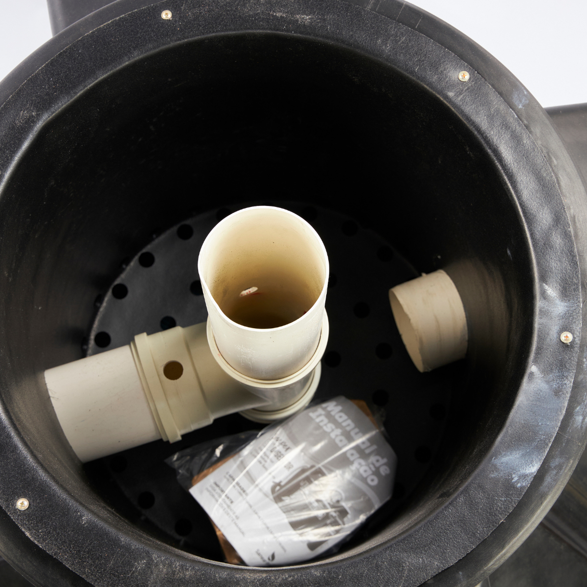 Vista interna do Super Biodigestor de 750 litros mostrando as câmaras de digestão anaeróbia